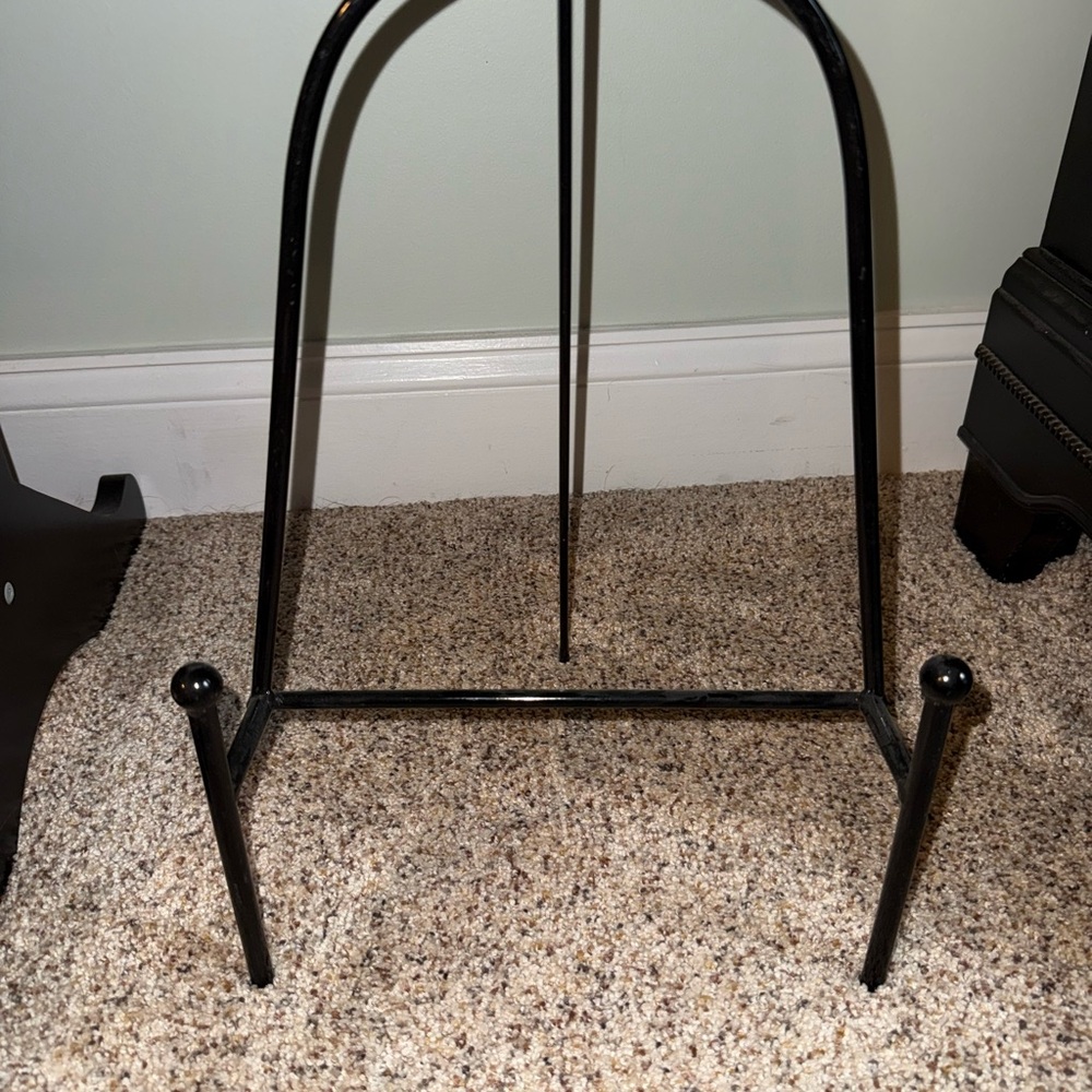 Black Metal Easel Stand